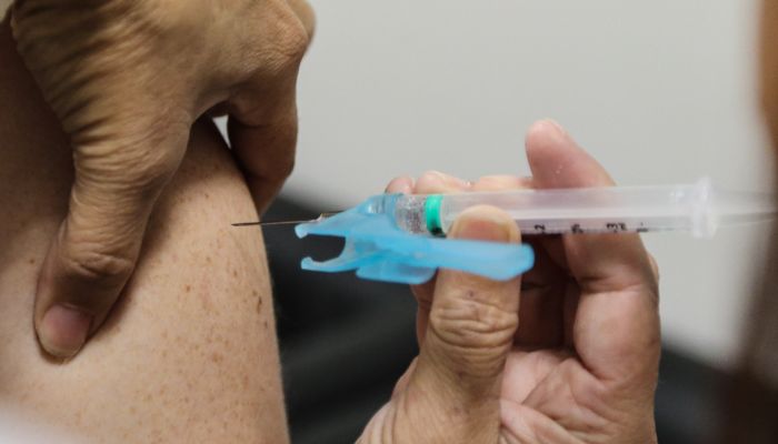 Vacinação contra a gripe no Paraná será aberta para público em geral a partir de segunda
